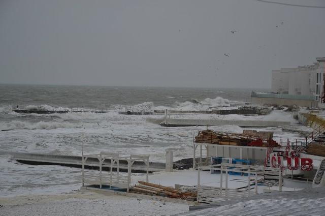 Мощный шторм в Аркадии смыл пляж и детскую площадку ФОТО ВИДЕО