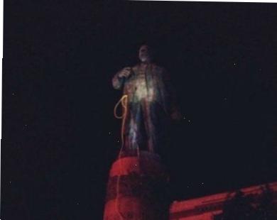 В Днепропетровске снесли памятник Ленину