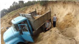 Общественник задержал грузовик с песком из Матвеевского леса, но милиция отчиталась, что песка там не было