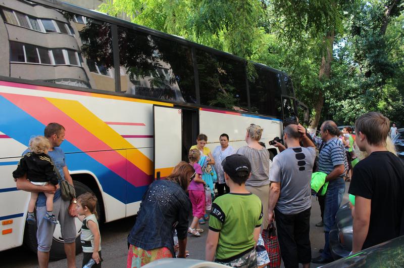 Фонд «Ассоль» перевез мам с детьми из лагеря беженцев на Донбассе в Одессу