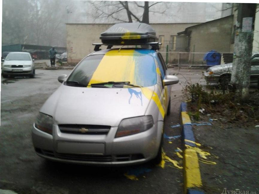 В Одессе облили краской машины, в которых были установлены украинские флажки
