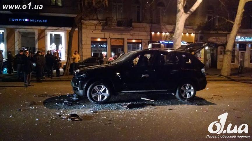В центре Одессы  неизвестные разбили BMW X5 и похитили водителя
