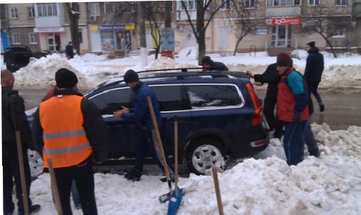 В Одессе дворники переносят вручную брошенные автомобили