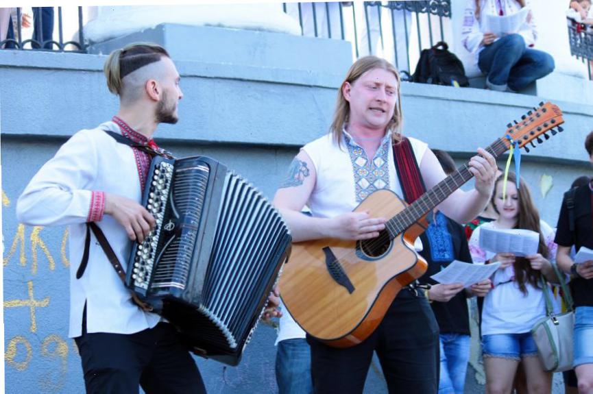 «Одеська музична вулиця»: одесситы в вышиванках спели украинские песни