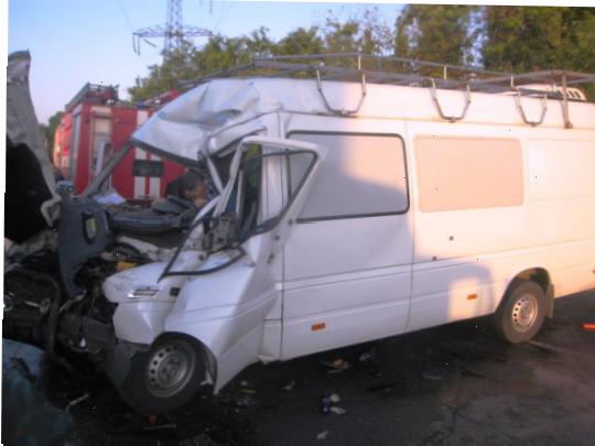В Одесской области микроавтобус столкнулся с КамАЗом, двое погибших