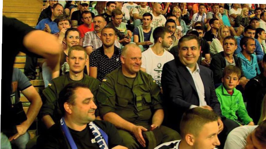 На одесском стадионе 35 тысяч болельщиков в едином порыве спели гимн Украины