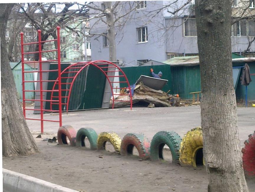 Жить по-новому: Вместо детской площадки в Одессе поставили гараж